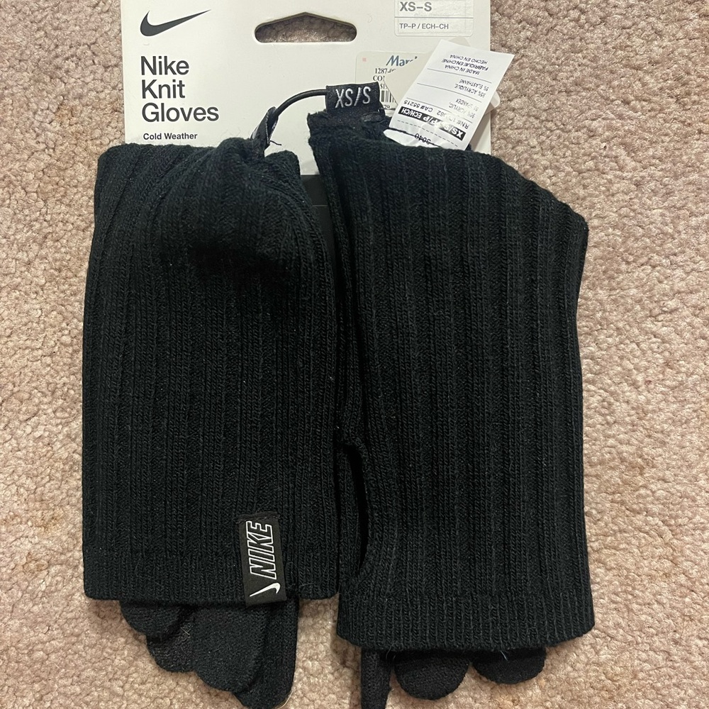Brand new women’s Nike gloves
